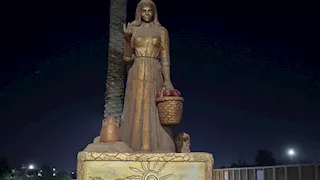 أول رد رسمي على واقعة "الفراولة" المسروقة من تمثال القصاصين