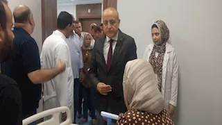 بالصور.. محافظ الأقصر يزور مصابي حادث انقلاب أتوبيس النقل الجماعي