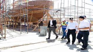 الفريق أسامة ربيع يتابع مستجدات أعمال بناء ٨ قاطرات بحرية 