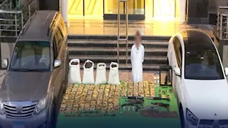 ضبط مسجلين خطر بحوزتهما نصف طن مخدرات و5 أسلحة نارية