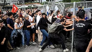 احتجاجات وحجب مواقع التواصل الاجتماعي.. ماذا يحدث في تركيا؟ (صور- فيديو)