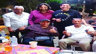 نجم الأهلي السابق يظهر مع المطرب محمد فؤاد على مقهى بالسيدة زينب (صور)