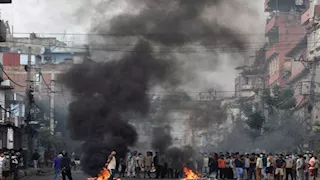 بسبب فيسبوك.. متظاهرون يشعلون النيران بمنزل رئيس الحكومة في نيبال