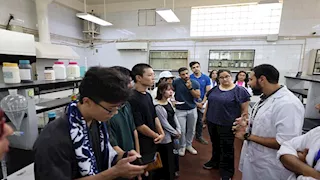 وفد طلابي من الجامعة اليابانية يزور شركة الصرف الصحي بالإسكندرية -صور