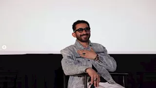 أحمد حلمي ينشر صورة مع نفسه بالذكاء الاصطناعي ويعلق: "حبيبي يابو حميد"