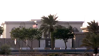 السفارة الأمريكية في قطر تصدر أمرًا لموظفيها بالبقاء بالمنازل 