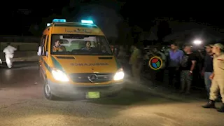 مصرع وإصابة 37 شخصا إثر انقلاب أتوبيس على الطريق الصحراوي في الأقصر- صور