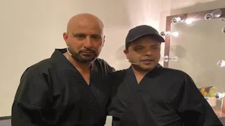 محمد هنيدي في فيديو مع أحمد السقا :"كل ما أقعد معاه بتزيد همومي أكتر"