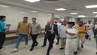 أول صور لـ مدير أمن الأقصر أثناء زيارته مصابي حادث انقلاب الأتوبيس بمستشفى الكرنك