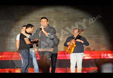 بالصور -عمرو دياب يحتفل مع صناع البوم ''الليلة'' في الساحل الشمالي