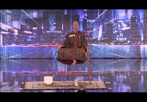 متسابق يفاجئ الجمهور"America's Got Talent 2013" بإرتكازه طائرا على عصا من الثبات
