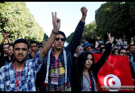 رفع صور الفريق السيسي بتظاهرات تونس و هتافات مبتكرة ضد الاخوان