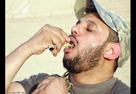 سعودي يأكل 22 عقرب حيا و يدخل موسوعة جينيس للارقام القياسية