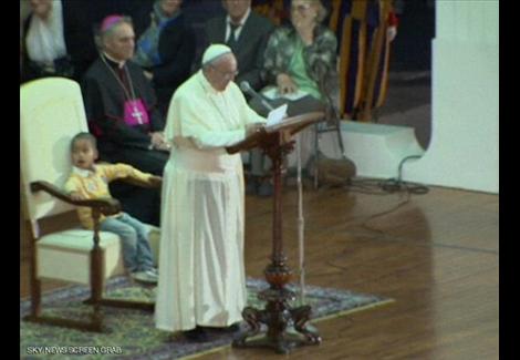 طفل "يتربع" على كرسي البابا فرنسيس