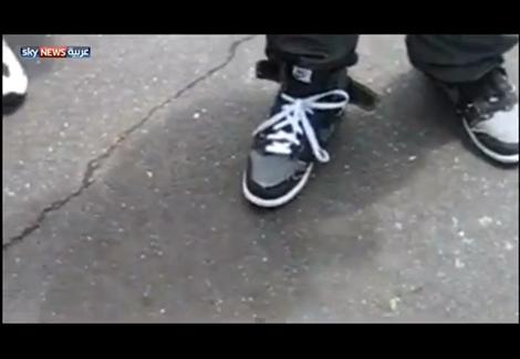 شاب يربط حذاءه دون إستخدام يديه
