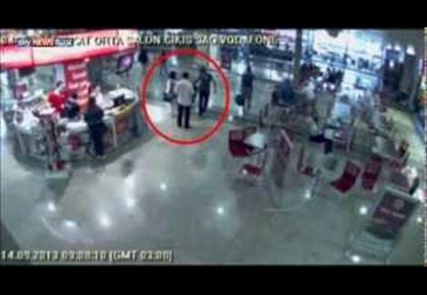كاميرات المراقبة ترصد إمرأة تحاول بيع رضيعها في مطار إسطنبول