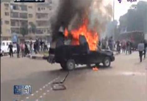 فيديو حرق سيارة الشرطة على يد الاخوان ومنع سيارة الاطفاء من السيطرة على الحريق