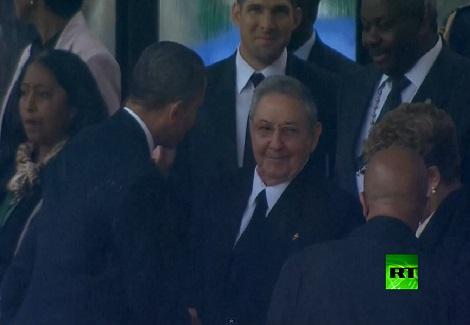 برغم العداء: "اوباما" يصافح "كاسترو" في مراسم تشييع مانديلا بجنوب افريقيا