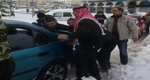 فيديو : ملك الأردن يساهم فى انقاذ سيارة عالقة فى الثلوج
