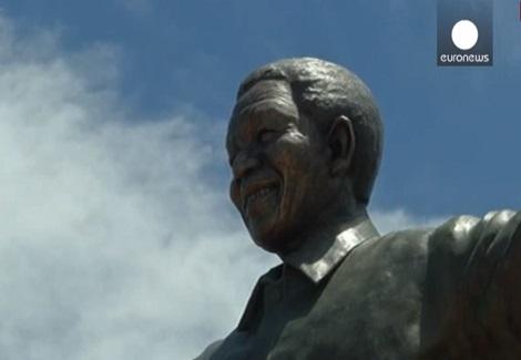 جنوب أقريقيا تزيح الستار عن أكبر نصب تذركاي لمانديلا في حدائق قصر الرئاسة