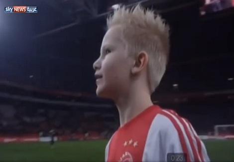 آياكس أمستردام يحقق حلم طفل مريض بإنضمامه لصفوف الفريق