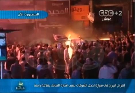 حرق سيارة تابعة لإحدى الشركات الإخوانية بالمنصورة‫، لرفع سائقها علامة رابعة‬
