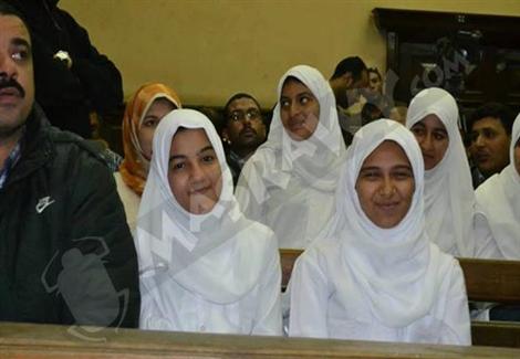 القاضى يرفض إدخال فتيات الاسكندرية القفص ويسمح بجلوسهن وسط الحاضرين