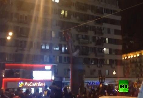 لحظة إسقاط تمثال فلاديمير لينين خلال الاحتجاجات في العاصمة الأوكرانية كييف