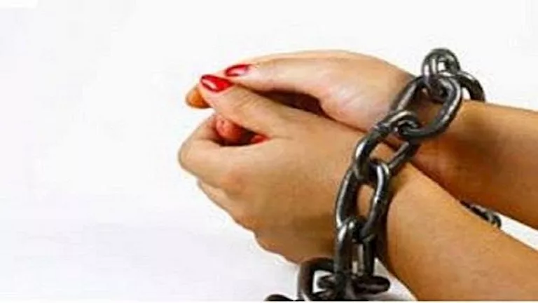 فيديوهات خادشة ودعارة.. ضبط فتاة روّجت للمتعة عبر الانترنت