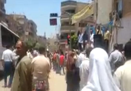 متظاهرو المنوفية يؤدون صلاة الظهر أمام ديوان المحافظة