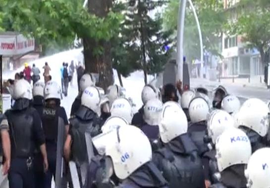 الشرطة التركية تطلق قنابل الغاز لتفريق آلاف المتظاهرين