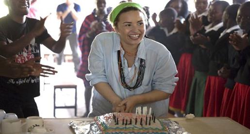 "ديمي لوفاتو" تمضي عيد ميلادها الـ 21 مع أطفال إفريقيا