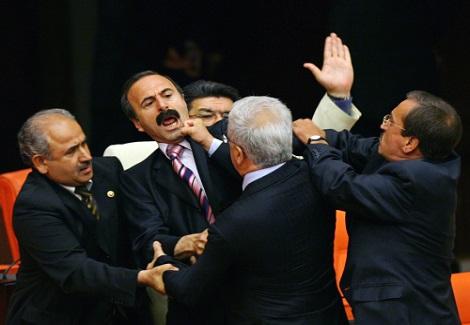 تركيا.. عراك بالأيدي في البرلمان