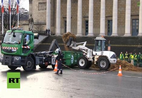 سائق شاحنة يفرغ 20 طنا من براز الحيوانات أمام البرلمان الفرنسي