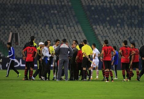 الجماهير تقتحم المدرجات والحكم يوقف مباراة الزمالك وحرس الحدود