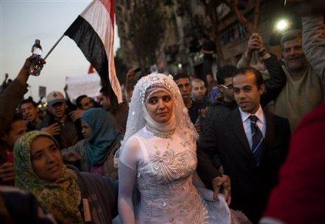 عروسان يحتفلان بزفافهما بميدان التحرير فى إحتفالات ذكرى 25 يناير