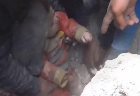 إنتشال طفلة سورية حية من تحت أنقاض منزل منهار