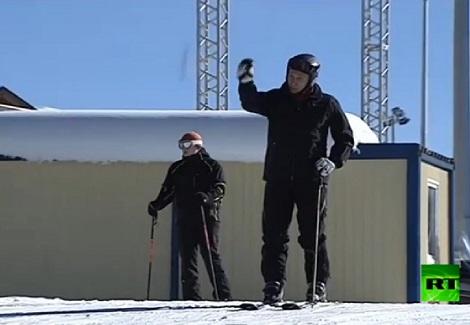 فلاديمير بوتين يمارس التزلج بمنحدرات سوتشي الروسية