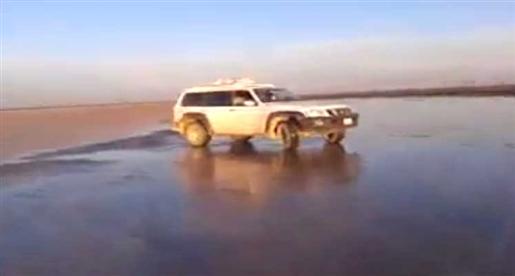 سيارة جيب تتزلج على بحيرة متجمدة فى السعودية