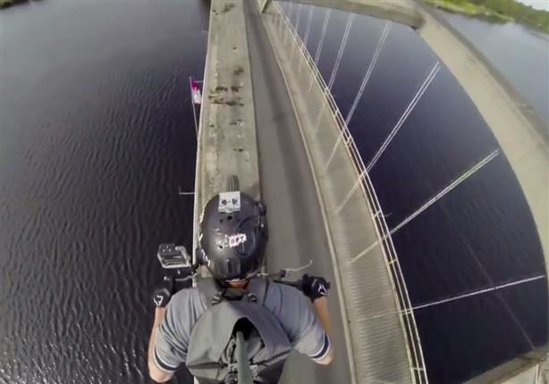 مغامر متهور يقود دراجته فوق جسر مرتفع بفنلندا