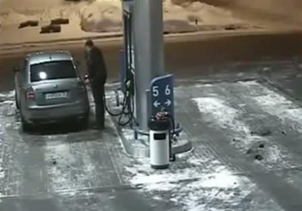 في محطة وقود ...سائق يشعل ''ولاعة'' لرؤية خزان وقود سيارته