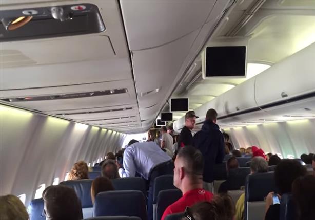 راكب يثير الهلع بعد إعلانه إصابته بفيروس "إيبولا" على الطائرة