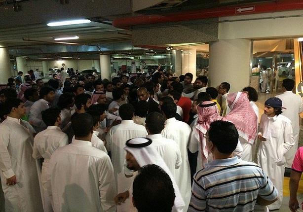 ازدحام شديد لشراء ''آيفون 6'' في الرياض