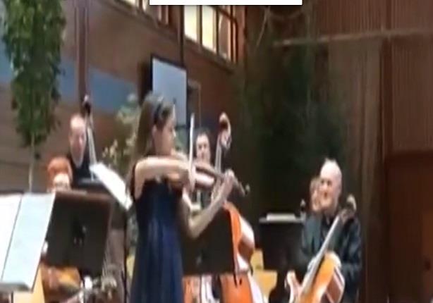 حفيدة الفنان عبد الرحمن ابو زهرة تعزف الة الكمان بطريقة رائعة تبهر الحاضرين فى حفلة بالمانيا