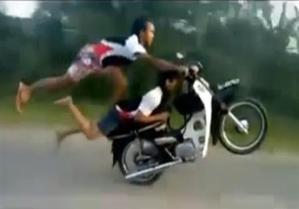  اثنان يقودان دراجة بخارية بصورة انتحارية