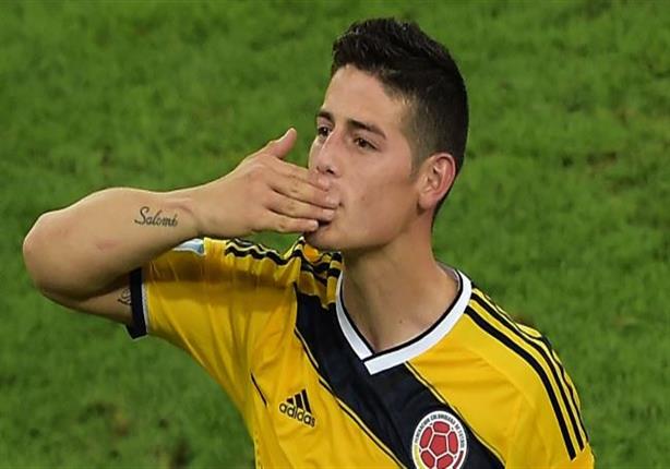 "'مجنون رودريجيز'' يخترق الملعب للحصول على توقيع نجم كولومبيا