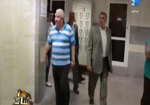 محافظ الاسكندرية في مستشفى لايوجد يها أحد بصوت عالي ''أنا المحافظ'' 