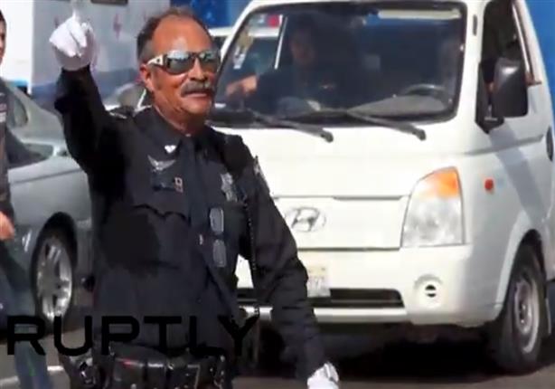 عرض مذهل يقوم به شرطي مرور مكسيكي اثناء تأدية واجبه