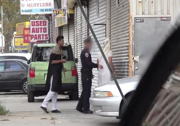 كاميرا خفية تكشف عنصرية الشرطة الأمريكية ضد المسلمون