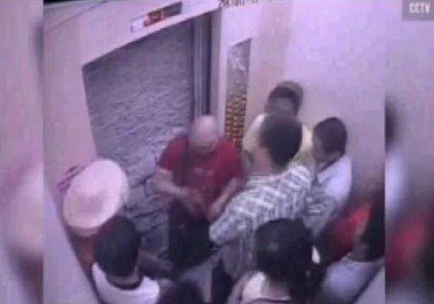 شاهد ماذا فعل هذا الرجل عندما تعطل المصعد بهم 